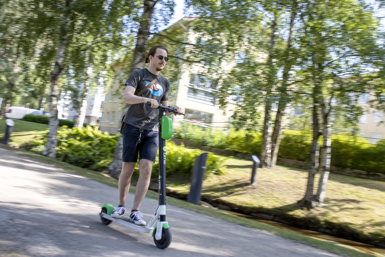 Ensimmäiset vuokrattavat sähköpotkulaudat ovat tulleet Ouluun ja ne ovat yleistyneet katukuvassa heinäkuun lopulla.