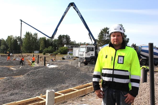 Rakennusmestari Juuso Pikkukangas esitteli kesällä alkamassa ollutta kehitysvammaisten asumisyksikön työmaata.