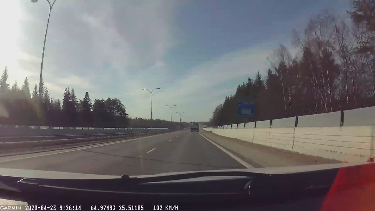 Auto ajoi Pohjantiellä väärää kaistaa vastaan