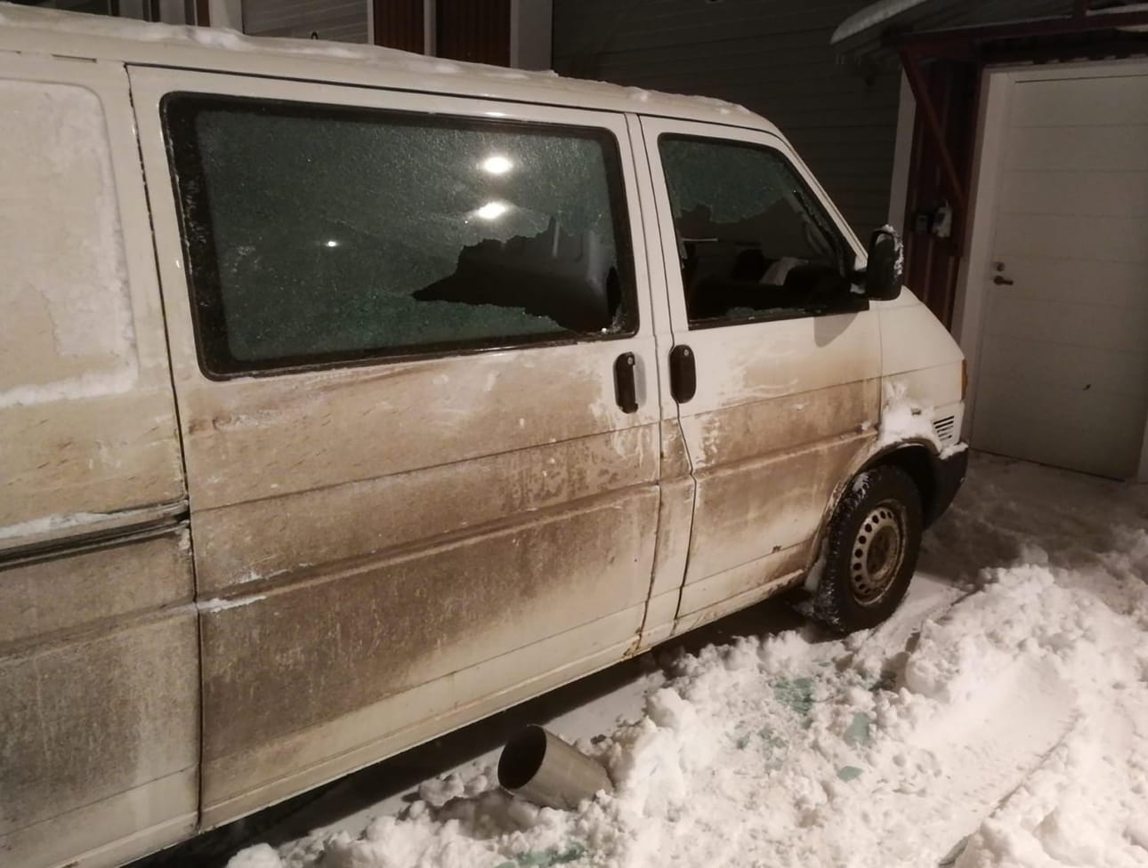 Vahinkojen suuruun paljastuu maanantaiaamun valjettua, kun sekaisin pengotuista paikoista paljastuu, mitä työkaluja autojen sisältä on varastettu.