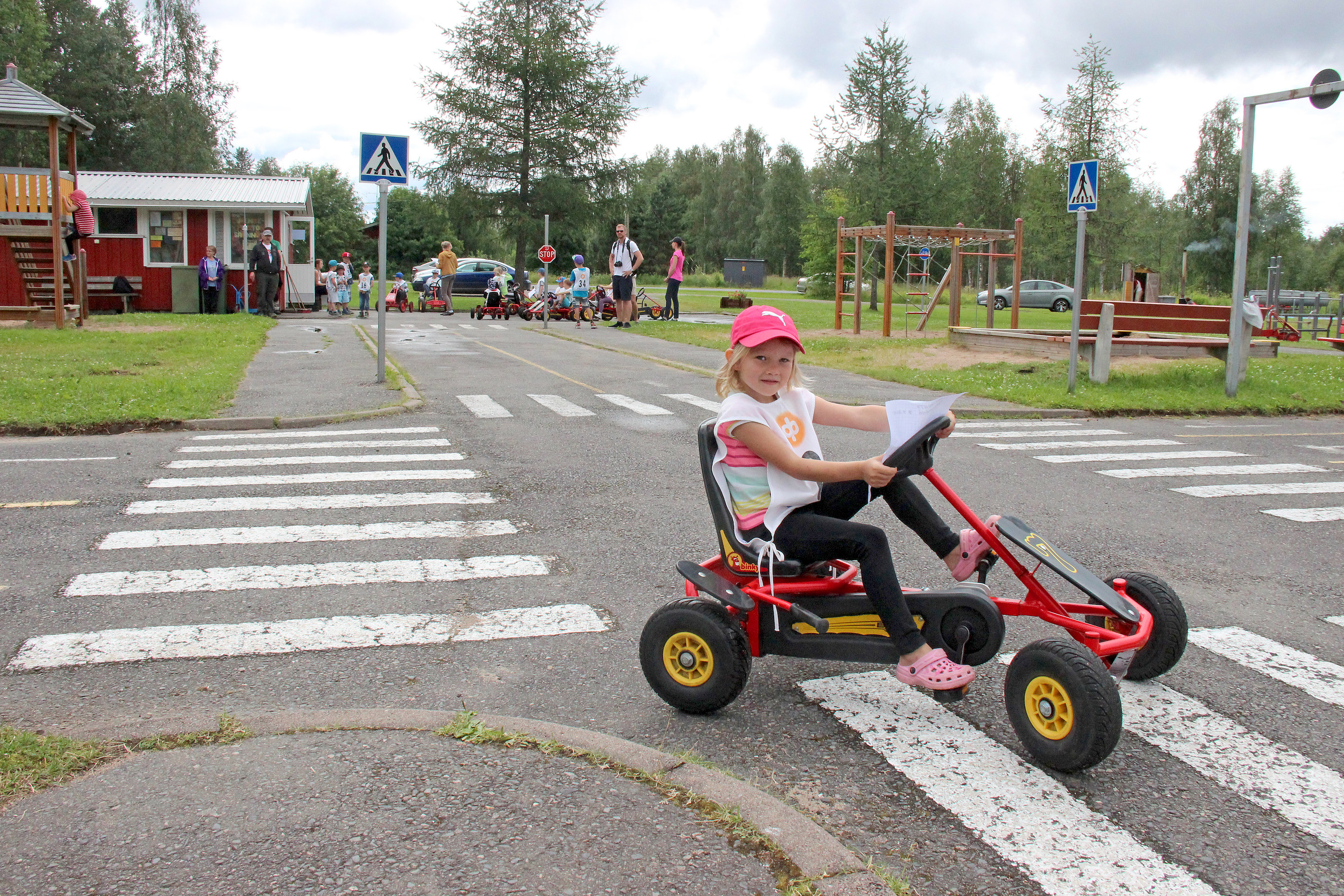 –Kisa meni hyvin. Ei ollut hankaluuksia, sanoi kisakuski Ellen Kumpula, 6, radalta palattuaan.