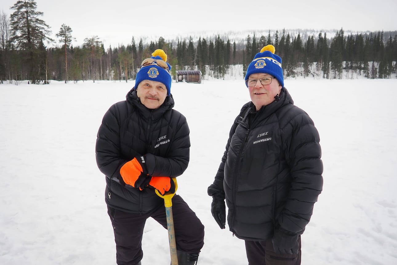 Lions Club Sodankylän jäsenet Seppo Törmänen (vas.) ja Paavo Vasara eivät ole huolestuneita lumien sulamisesta vaan uskovat, että Martin pilkki saadaan järjestettyä pääsiäisen jälkeen.