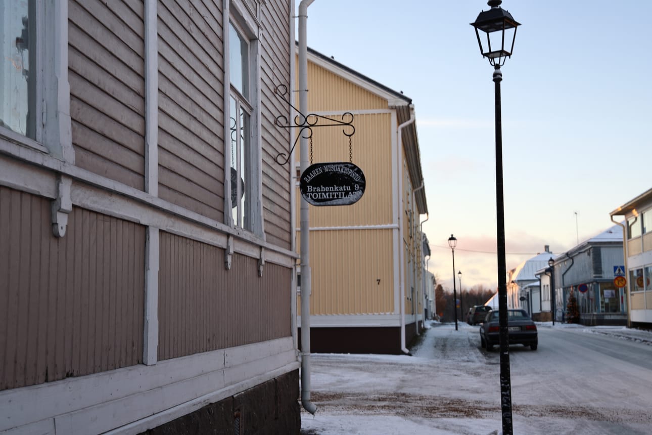 Päivän jouluikkunan voi huomata kadun puoleiselta ikkunalta.