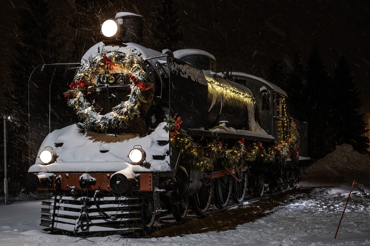 Höyryveturi Ukko-Pekka Hr1 1012 puettiin jouluiseen asuun. Veturia pääsee ihastelemaan Oulaistenkadun varrella sijaitsevalla veturiaukiolla.
