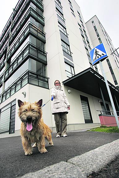 Fokkatornin tyytyväinen asukas Saara Kylli kaipaa alueelle lähikauppaa ja   monipuolisuutta bussiliikenteeseen.