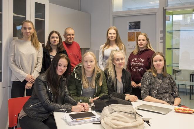 Seksuaalinen häirintä on vakava keskustelunaihe lukiolaisten keskuudessa. Tammerkosken lukion toisen ja kolmannen luokan tytöt puhuivat asiasta opettaja Kari Kokkosen terveystiedon tunnilla. Kuvassa Ronja Kulmala, Isabella Sironen, Kari Kokkonen, Janika Laukkanen, Elviira Merviö. Alarivissä Iida Kiviniitty, Fanni Tuominen, Roosa Hakkari ja Jenna Hilliaho. Kuva: Nea Alanen