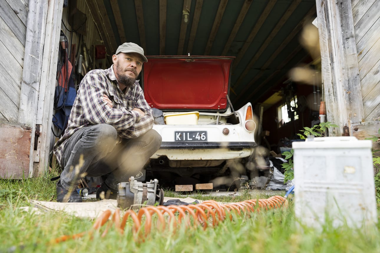 Vanhalla huoltoasemalla on tärkeä rooli Tuomo Pirttimaan uudessa kirjassa. Erilaisia autoja ja ja niiden osia löytyy myös kirjailijan omasta pihasta.