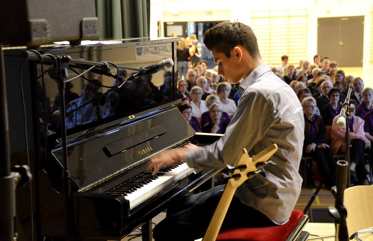 Vuonna 2015 tapahtuman esiintyjäkaartissa oli E-P:n muusiikkiopiston jurvalaisnuori Miro Palomäki. Nuoret pääsevät tänäkin vuonna lavalle, sillä tapahtuman aloittavat Kurikan musiikkiopiston esiintyjät.