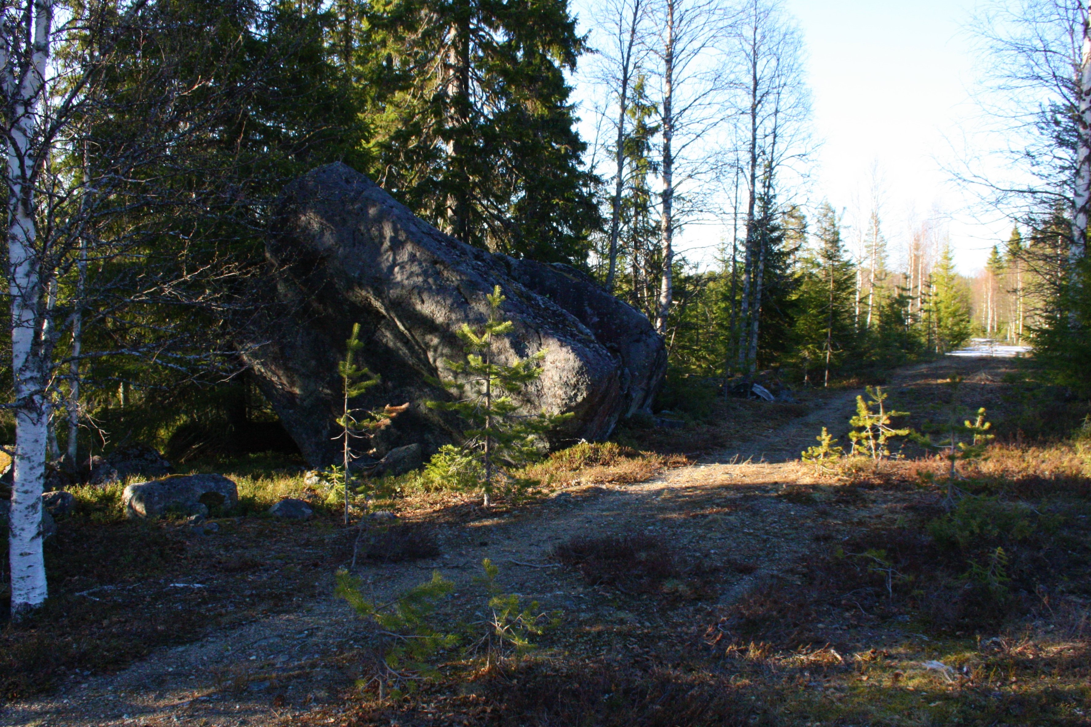 Rauhoitettu Postikivi jököttää Taivalkosken ja Posion välisen maantien vieressä. Kivi näkyy myös nykyiselle tielle.