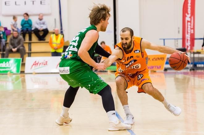 KTP:n Antto Nikkarinen yritti estää Karhu Basketin Bojan Sarcevicin etenemisen. KUVA: ERKKI HAUTAVIITA