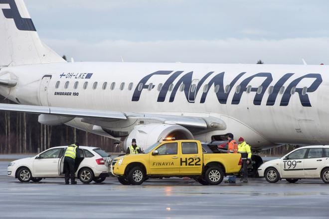 Hätälaskun Turun lentokentälle tehnyt Finnairin lentokone oli maanantaina Turussa tutkittavana. Noin sadan matkustajan lento Helsingistä Göteborgiin keskeytyi, koska koneessa tuntui savun hajua. KUVA: