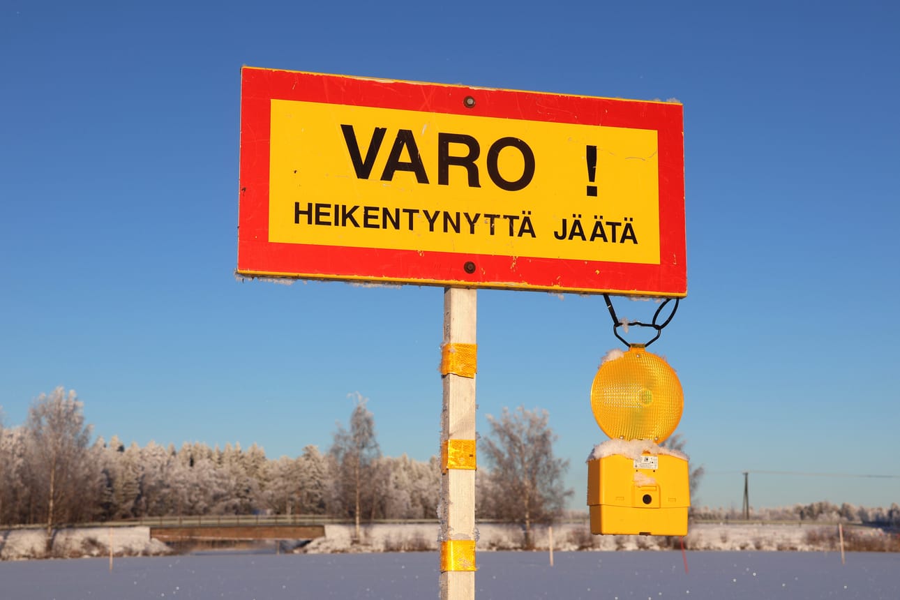 Evijärvessä on nyt paikoin heikkoja jäitä ilmastukseen liittyvän operaation vuoksi. Jutussa kerrotaan myös järven pitkällisen säännöstelykiistan tilanteesta.