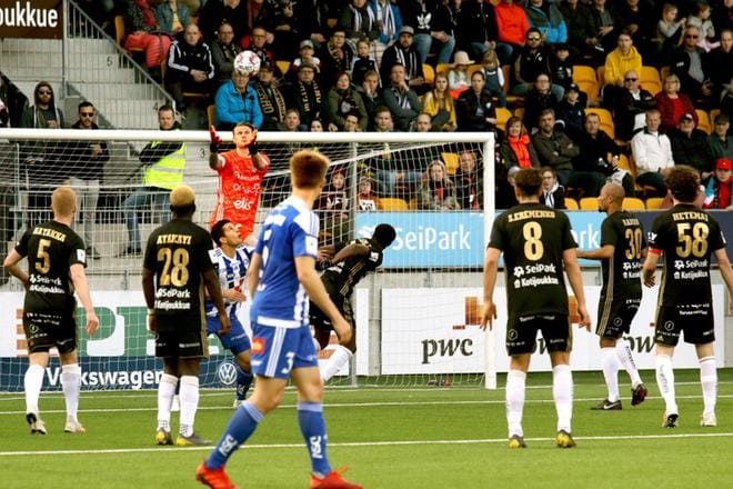 SJK:n maalivahti Jesse Öst ottaa pallon hyppysiinsä omissa korkeuksissaan. Tilannetta seuraavat Dani Hatakka, Sergi Atakayi, Sergei Eremenko, Jose Nadson, Mehmet Hetemaj sekä HJK:n Henri Toivomäki. KUVA: HEIKKI HAKANEN