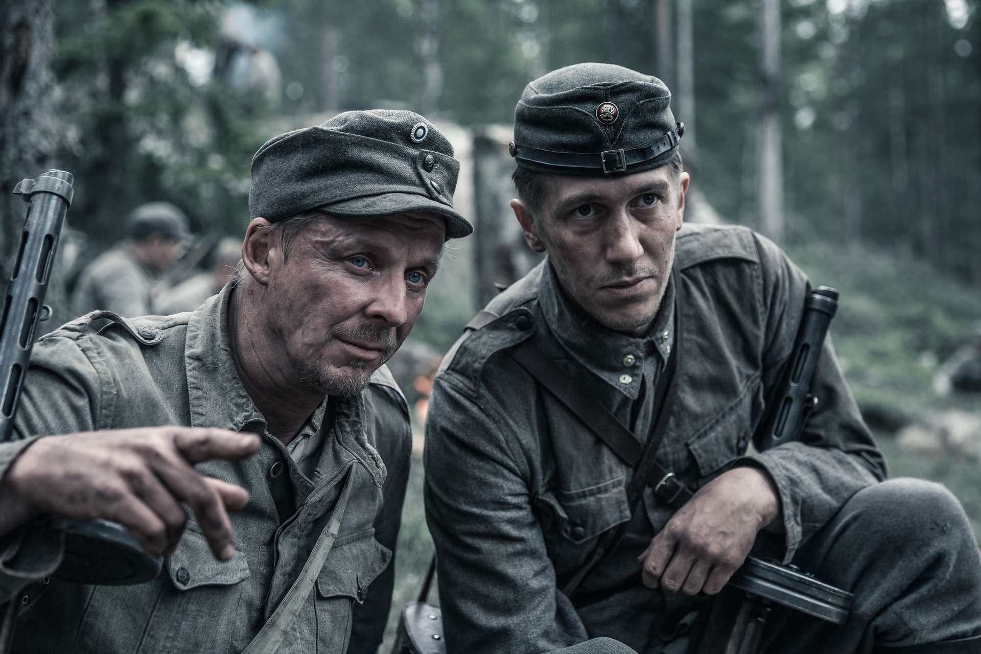 Eero Aho (Antti Rokka) ja Jussi Vatanen (Ville Koskela) tekevät elämänsä roolit Tuntemattomassa sotilaassa. Tämän lähemmäksi suomalaista sodankäynyttä miestä tuskin pääsee.