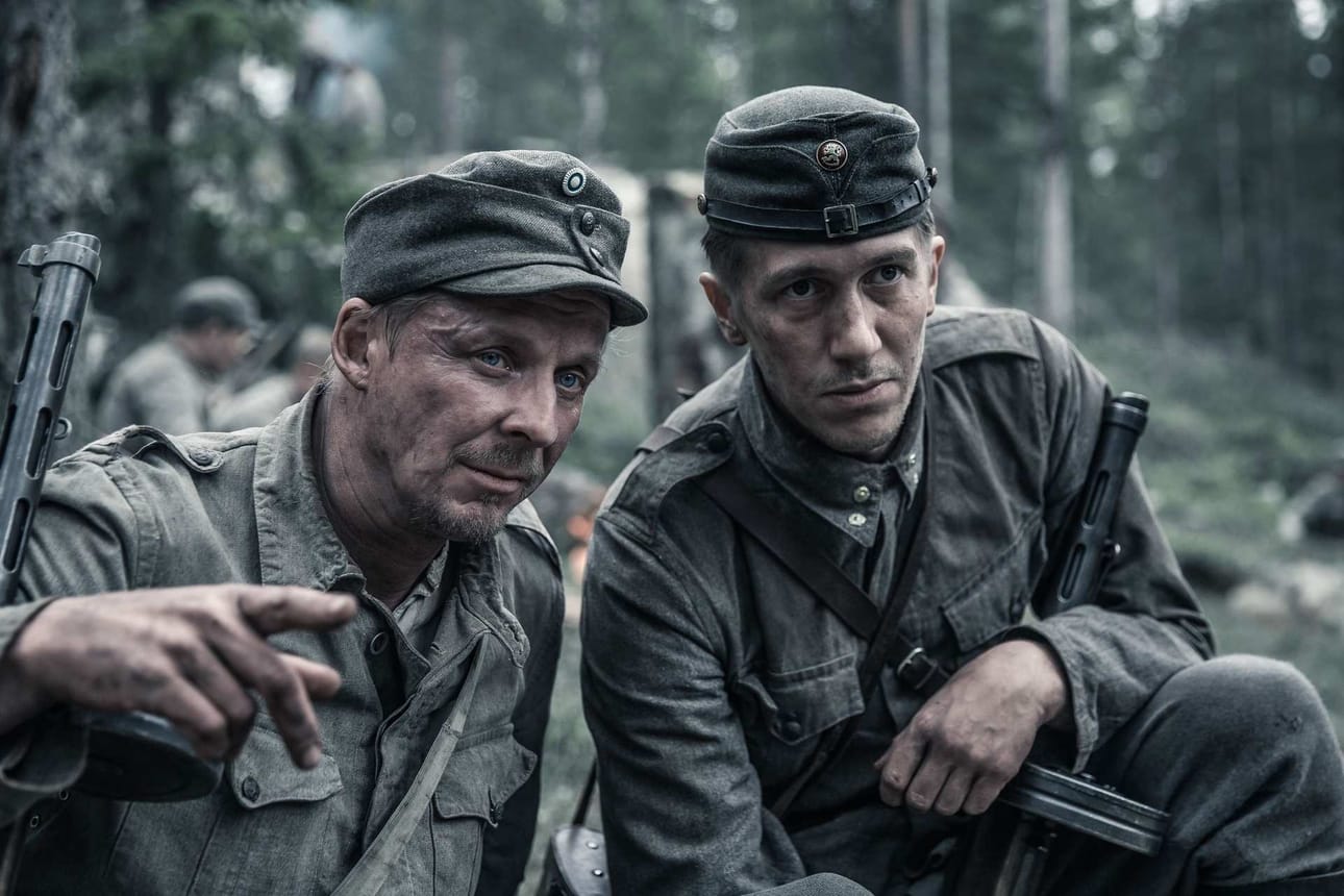 Eero Aho (Antti Rokka) ja Jussi Vatanen (Ville Koskela) tekevät elämänsä roolit Tuntemattomassa sotilaassa. Tämän lähemmäksi suomalaista sodankäynyttä miestä tuskin pääsee.