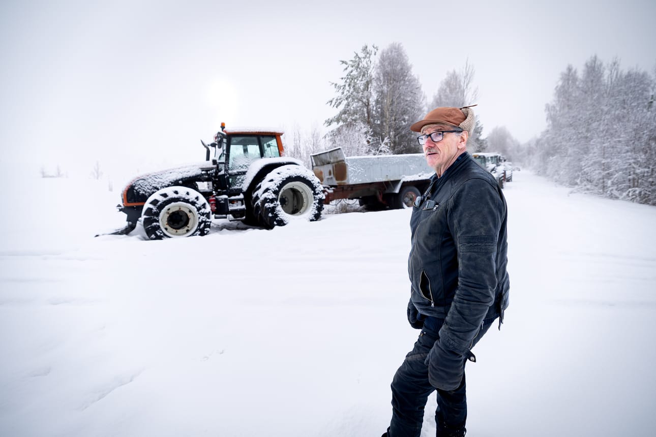 Heikki Saunala ihmettelee sitä, miksi traktorin katto piti rikkoa. Hän korjasi sen väliaikaisesti nippusiteillä, ettei lumi pääse sisään.