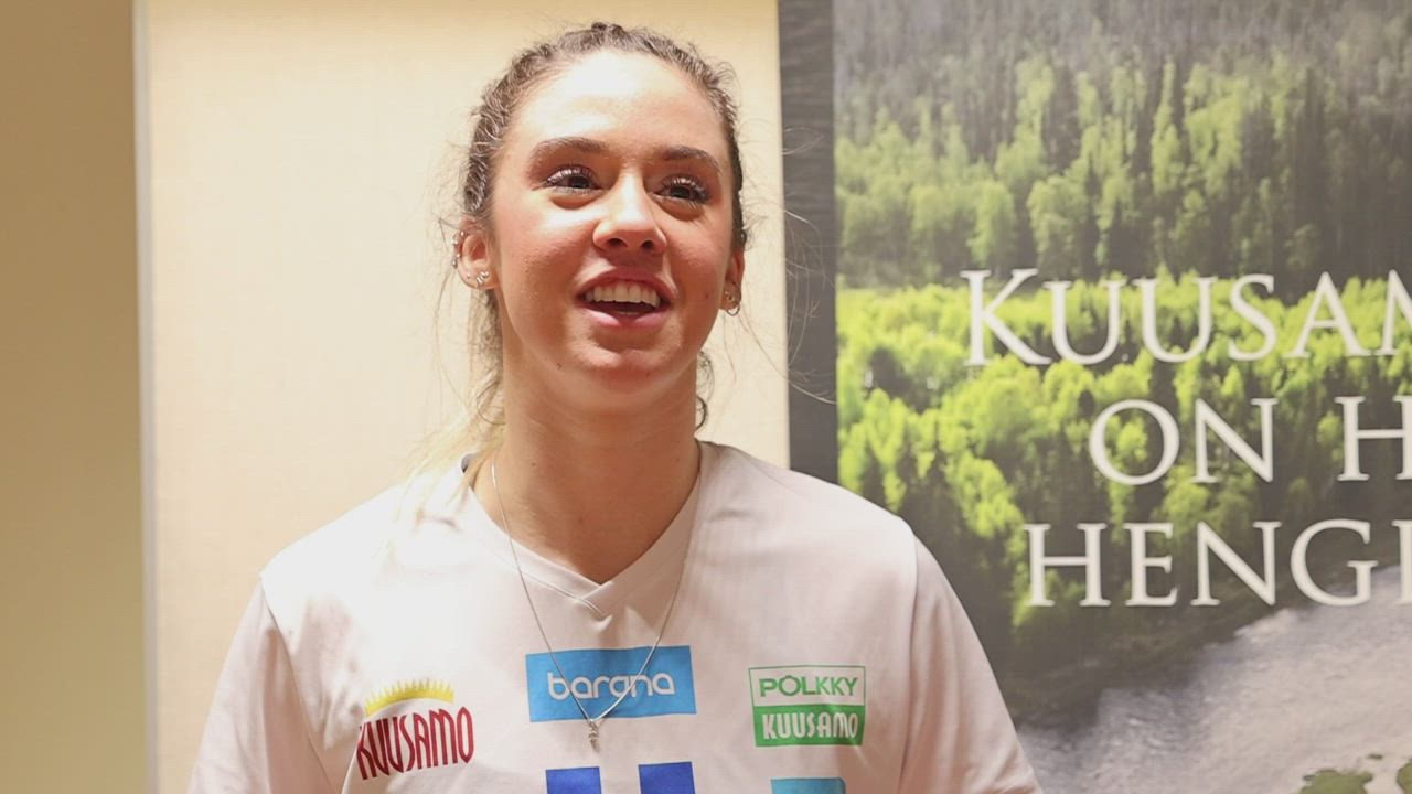 Pölkky Kuusamon Julia Azevedo ja päävalmentaja Sotiris Gkotsis lehdistötilaisuudessa voitto-ottelun jälkeen. Haastattelu  on englanniksi.
