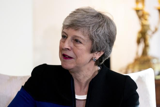 The Guardian uutisoi, että Theresa May on hyväksynyt aikataulun lähdöstään, ja parlamentin jäsenet uskovat, että hän käynnistää kilpailun pääministerin paikasta vielä ennen kesää. KUVA: WILL OLIVER/ EPA