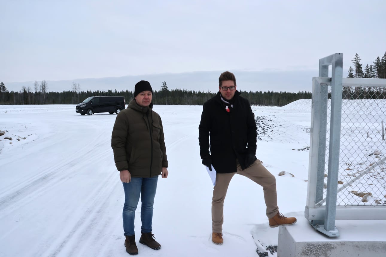 Tekninen johtaja Jouni Niemi ja kunnanjohtaja Juha Herrala uuden bionenergiaterminaalin portilla Isojoella.