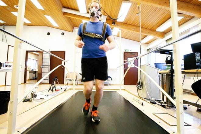 Toimittaja Lavia tekee kuntotestin. Kuva: Anssi Jokiranta