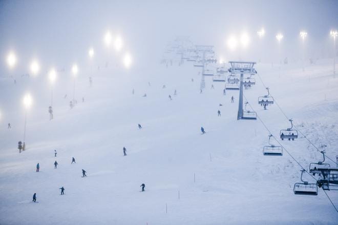 Levillä on keskiviikkonakin runsaasti matkailijoita nauttimassa talviliikunnasta. Maanantaina Kittilässä oleskeli kolminkertainen määrä ihmisiä kunnan väkilukuun verrattuna. KUVA: Jussi Leinonen