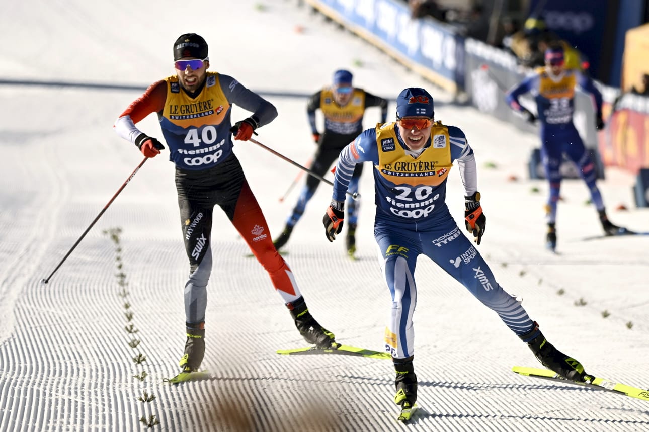 Arsi Ruuskanen (etummaisena) hiihti sijalle 23. LEHTIKUVA / Emmi Korhonen