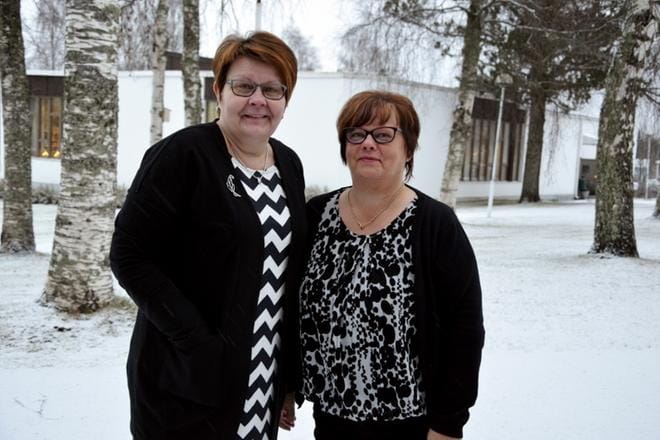 Tarja Kyrönlahden ja Riitta Alatalon mukaan kokemukset omatoimikirjastoista ovat hyviä.