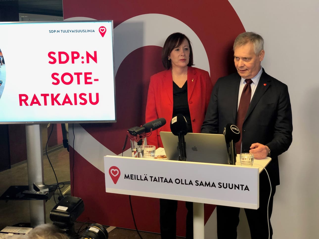 Sdp:n puheenjohtaja Antti Rinne kutsui kaikki puolueet rakentamaan yhdessä sote-palvelujen Suomen mallia. Vieressä puoluevaltuuston puheenjohtaja Sirpa Paatero.