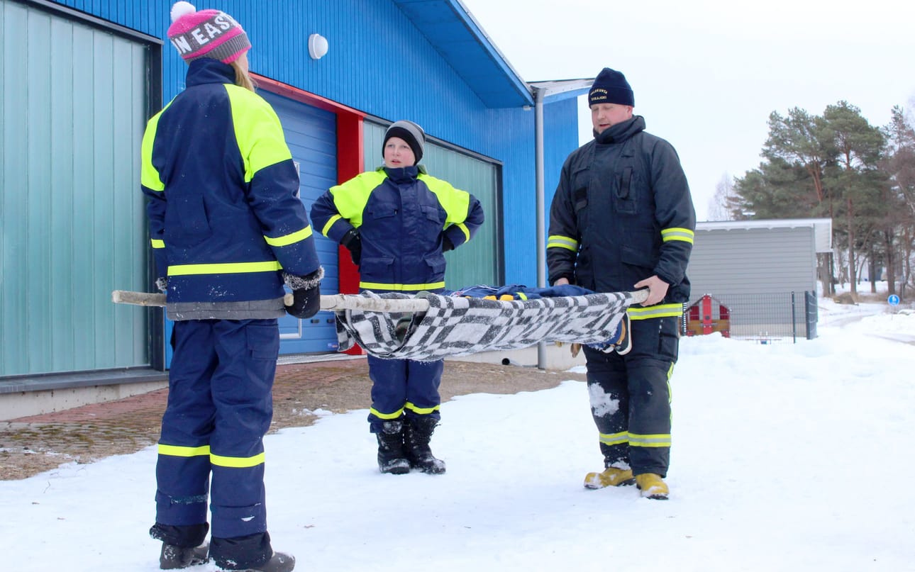 Paareilla Jesse Lifflander, Juha Valtokari Siikajoen VPK ohjaa, Anna-Marie Minnof ja Arttu Mustonen tuumailevat, onnistuttiinko tehtävässä.