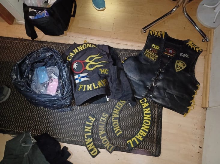 Cannonball on jatkanut toimintaansa Seinäjoella, vaikka järjestö on kielletty. Kuvassa on poliisin tekemässä kotietsinnässä löytyneitä kerholiivejä.