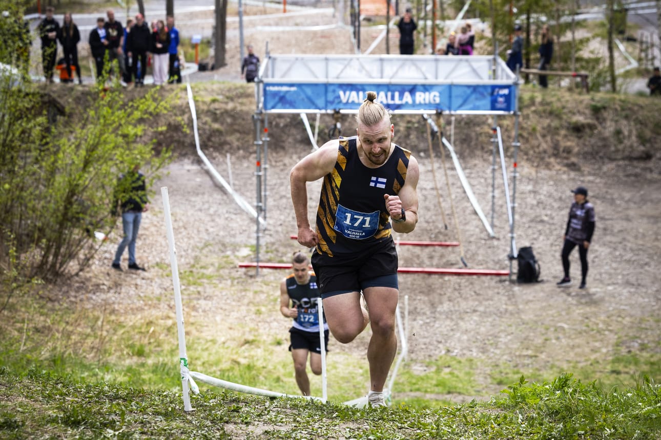 Henri Kaukola kamppaili esteratajuoksun sprinttikilpailun Suomen mestariksi lauantaina Vaasassa. Takana tulee hopealle Joni Saloranta.