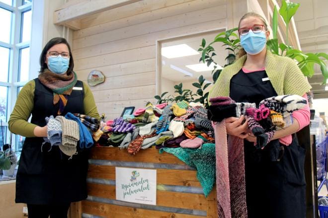 Neulekampanjaan tehtyjä sukkia ja lapasia voi viedä Kauhavalla sijaitsevaan Lankava Oy:hyn 30. marraskuuta asti. Lahjoituksia pinoavat myyjät Sanna Peltoluhta ja Annukka Somppi. Kuva: Mia Kärkkäinen