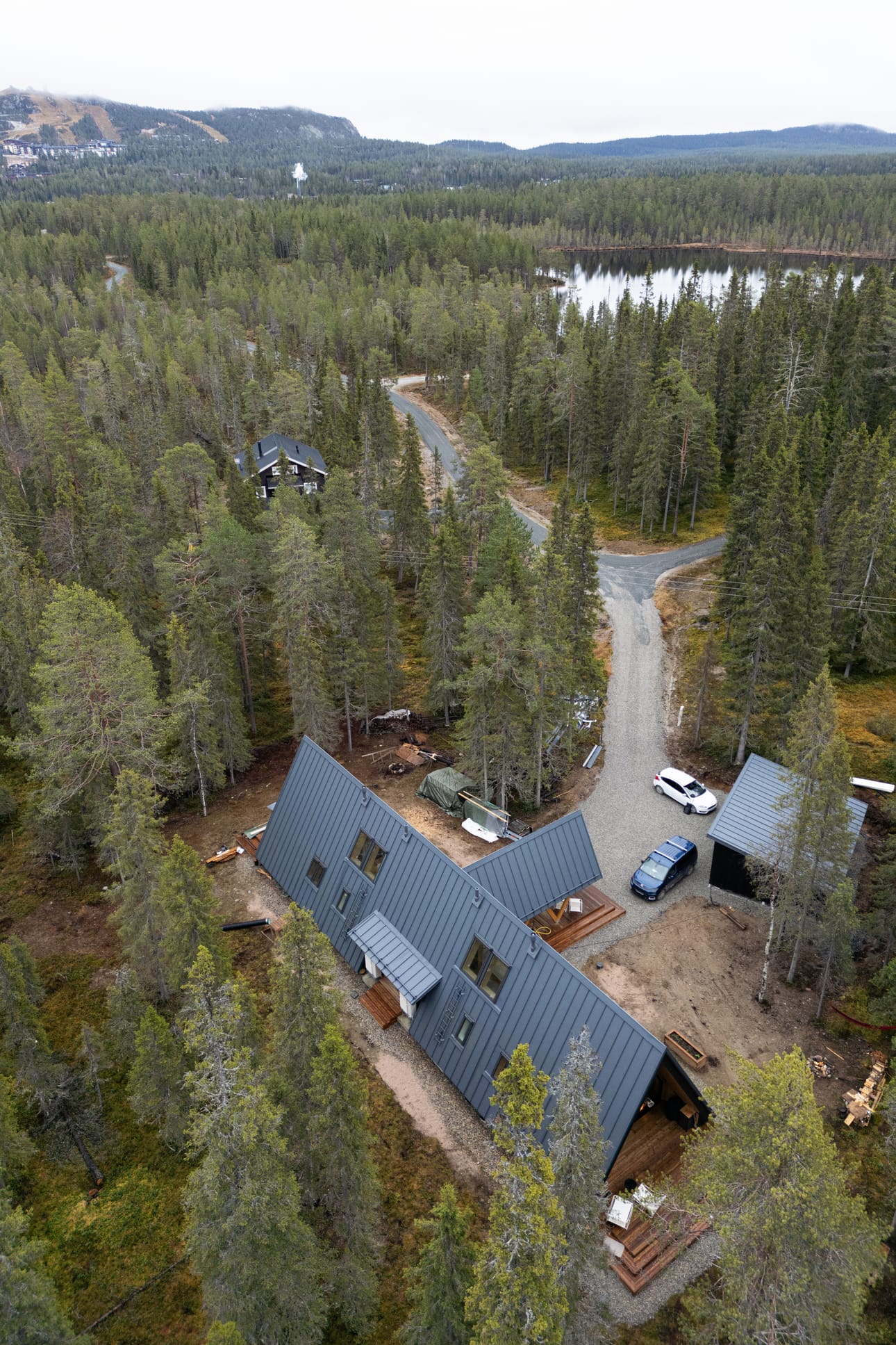 Talo on rakennettu tien päähän, joten oma rauha on metsäisellä tontilla taattu. Taustalla näkyy Moisasenlampi ja Rukatunturi sekä Pyhävaara.
