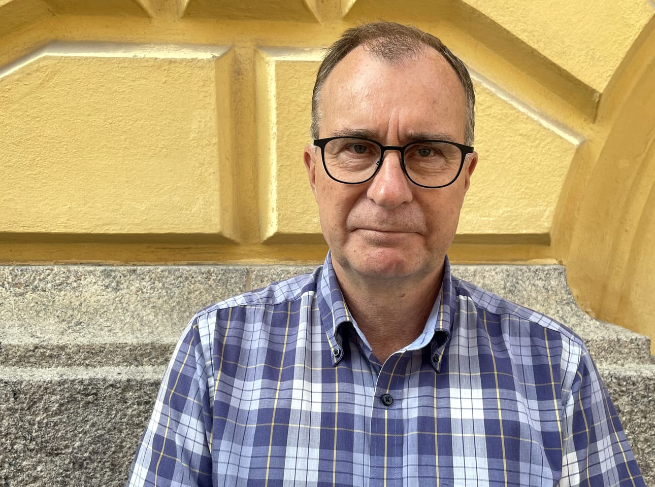 Jussi Pekkarinen työskentelee tutkijana ulkoministeriössä. Hän on kirjoittanut useita ulkoasiainhallinnon historiasta kertovia teoksia.