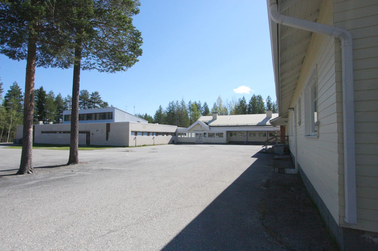 Posiolla on tyhjillään lakkautetun Aholan koulun kiinteistön noin tuhannen neliön uusi puoli ja noin 300 neliön suuruinen vanha puoli. Kiinteistön mahdollisesta ottamisesta pakolaisten käyttöön ei ole käyty neuvotteluja.