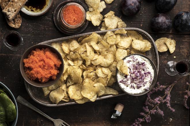 Dippaa maa-artisokkaranskiksia mätiin ja huuhtele alas päivitetyllä klassikkodrinkillä – Tässä tulevat ohjeet tunnelmallisten talvi-iltojen parhaisiin naposteltaviin