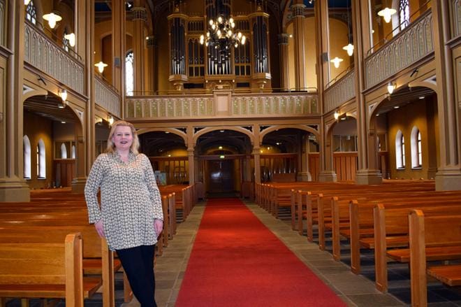 Katariina Korkman kertoo kirkon lehterin täyttyvän satahenkisestä kuorosta toukokuun alussa, kun Vaasan kirkossa järjestetään Toivo Kuulan 100-vuotisjuhlakonsertti. Kuva: Katja Lahti