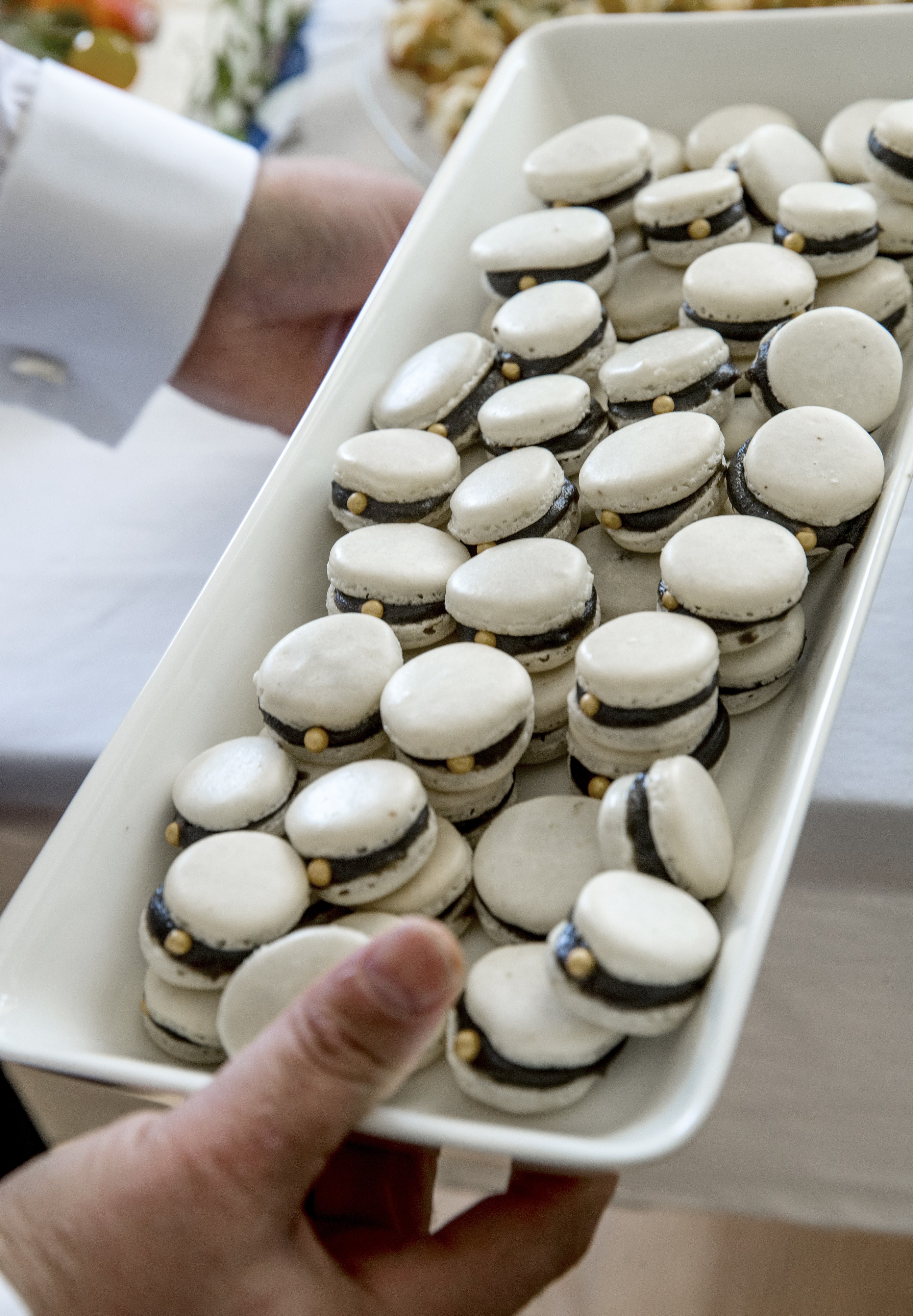 Milla Sneck leipoi itse myös macaron-leivokset, jotka näyttävät aivan pikkuruisilta ylioppilaslakeilta.