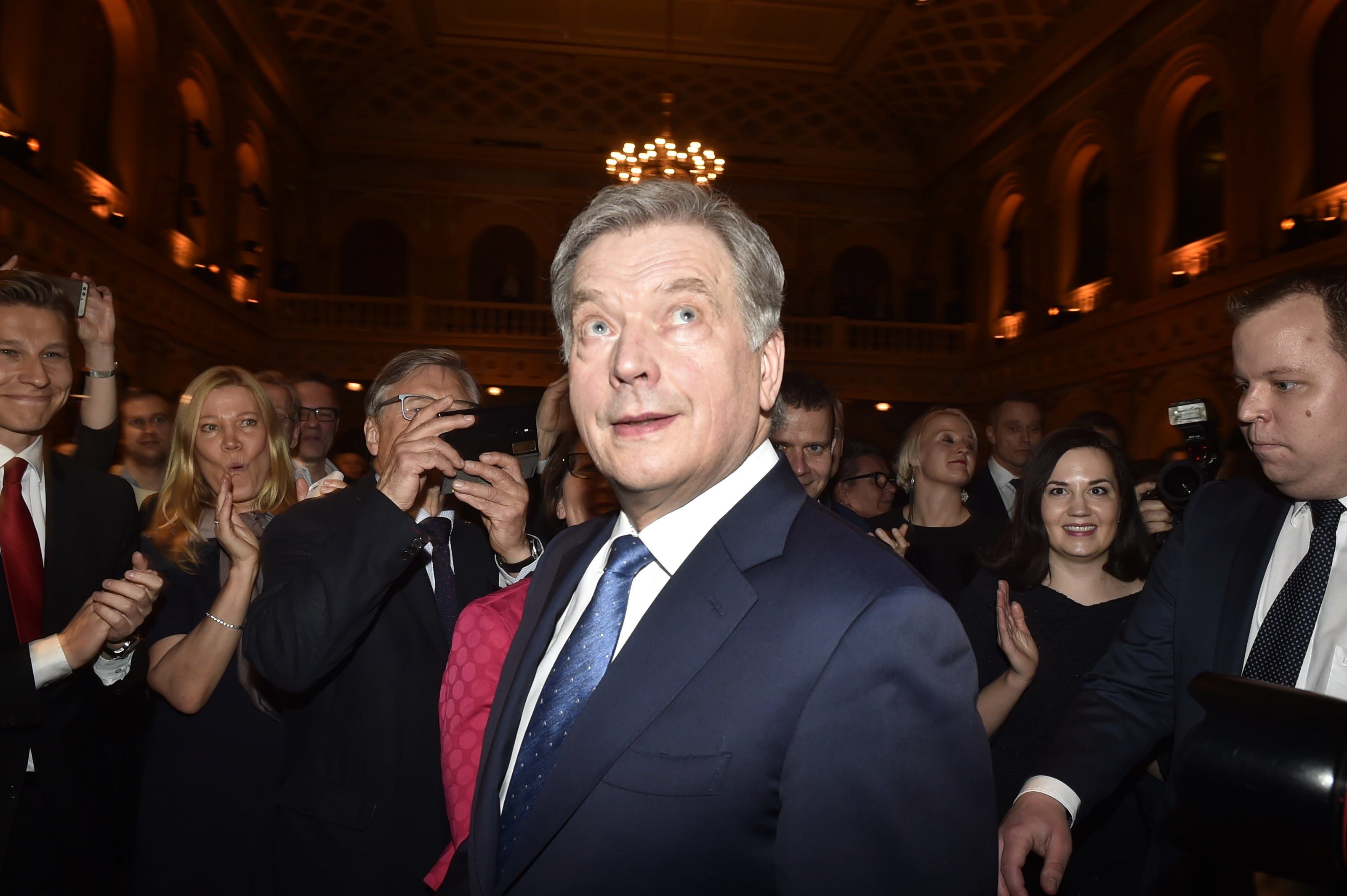 Sauli Niinistö toisti useaan kertaan olevansa liikuttunut kansalta saamastaan vankasta tuesta.