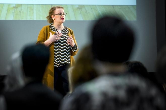 Stressivalmentaja ja tietokirjailija Miia Huitti puhui stressistä ja stressin purkamisesta Work goes happy -työhyvinvointitapahtumassa torstaina Seinäjoki Areenassa. Hänen mukaansa stressitaakan hoitamiseen löytyy erilaisia työkaluja. – Stressin hoitamisesta pitäisi tulla samanlainen jokapäiväinen tapahtuma kuin hampaiden harjaamisesta, Huitti sanoo. KUVA: MATTI HAUTALAHTI