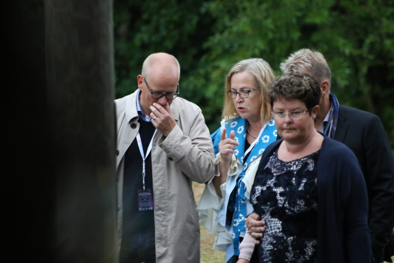 Oopperan käsikirjoittaja ja ohjaaja Helena Tornberg (keskellä).