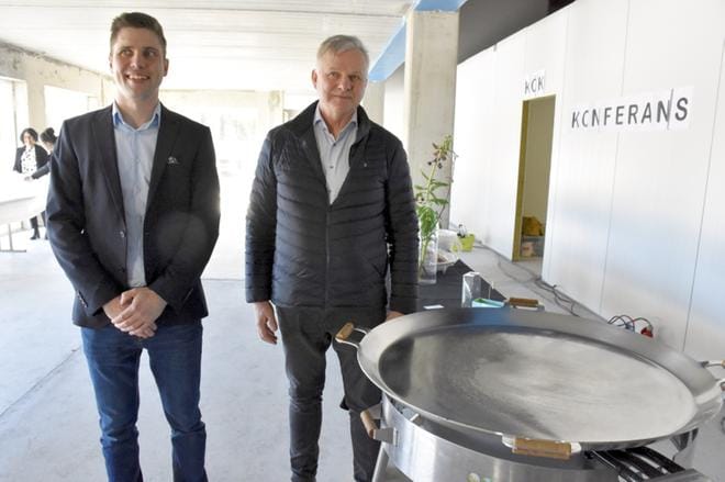 Gustav Granholm (oik.) ja nuorempaa polvea edustava tuotantopäällikkö Evert Granholm odottelevat jo kebab-pannun lämpiämistä uuden tehtaan harjakaisissa. KUVAT: PENTTI HÖRI