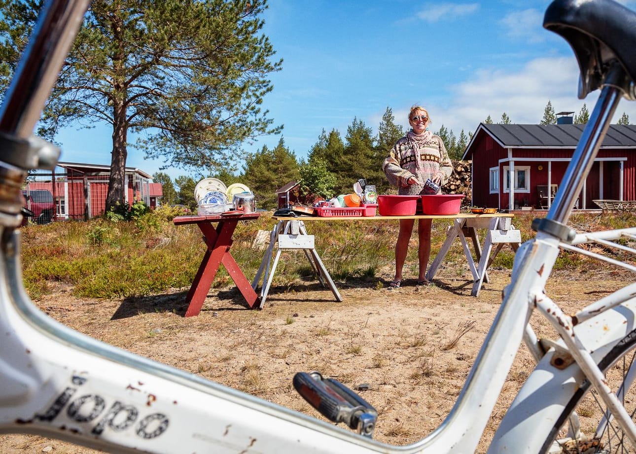 Tiskipaikka löytyy mökkiterassin kupeesta.