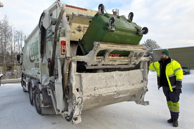 Mitä harvemmin jäteauto käy pihassa, sitä pienemmän laskun saat. Kuva Heikki Hakanen