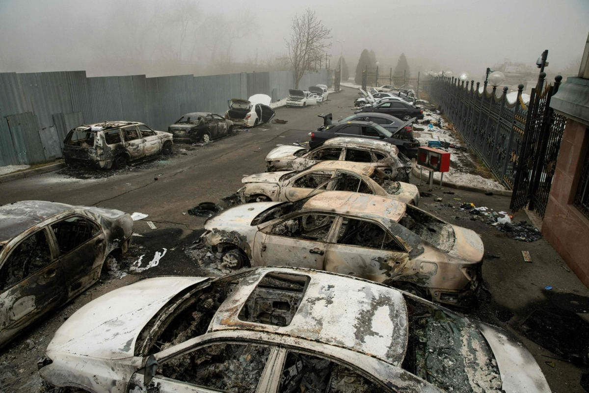 Kazakstanin suurimman kaupungin Almatyn keskustassa oli poltettuja autoja torstaina. LEHTIKUVA / AFP