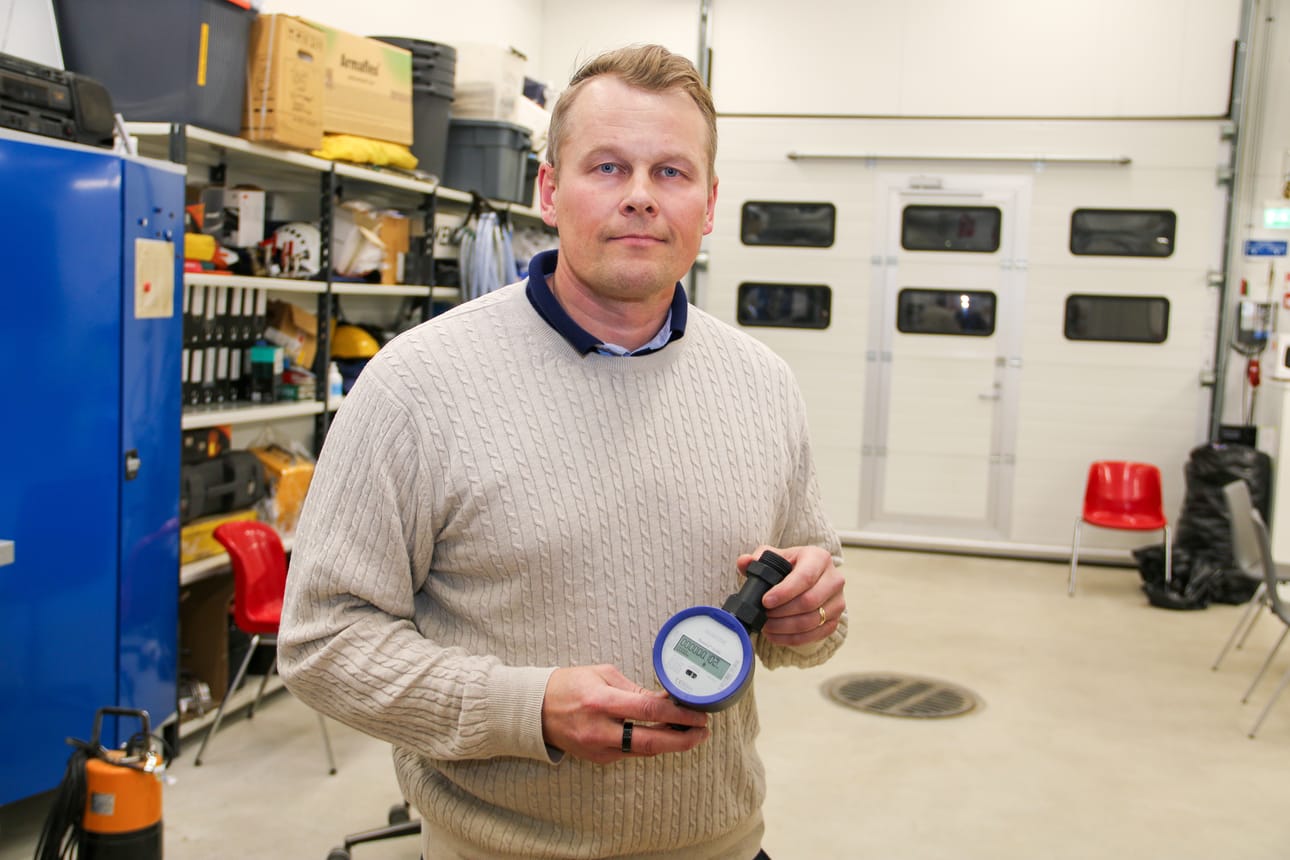 Kemin Energia ja Vesi oy:n uusi toimitusjohtaja Tuomas Savola kertoo, että tekniikkaa kehittyy koko ajan vesihuollossakin. Yhtiön Kemin noin 5 000 vesimittarista noin puolet on vaihdettu etäluettaviin malleihin. Vaihtamistyö jatkuu edelleen.