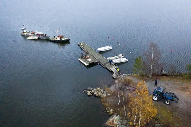 Uponnut pelastusalus nostettiin pintaan muutama päivä onnettomuuden jälkeen. Arkistokuva: Jarno Pellinen