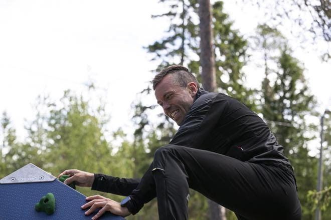 Toughest Suomen projektipäällikö Joakim Träskelin näytti mallia esteissä kiipeilemisessä. KUVA: SAMI PELTONIEMI