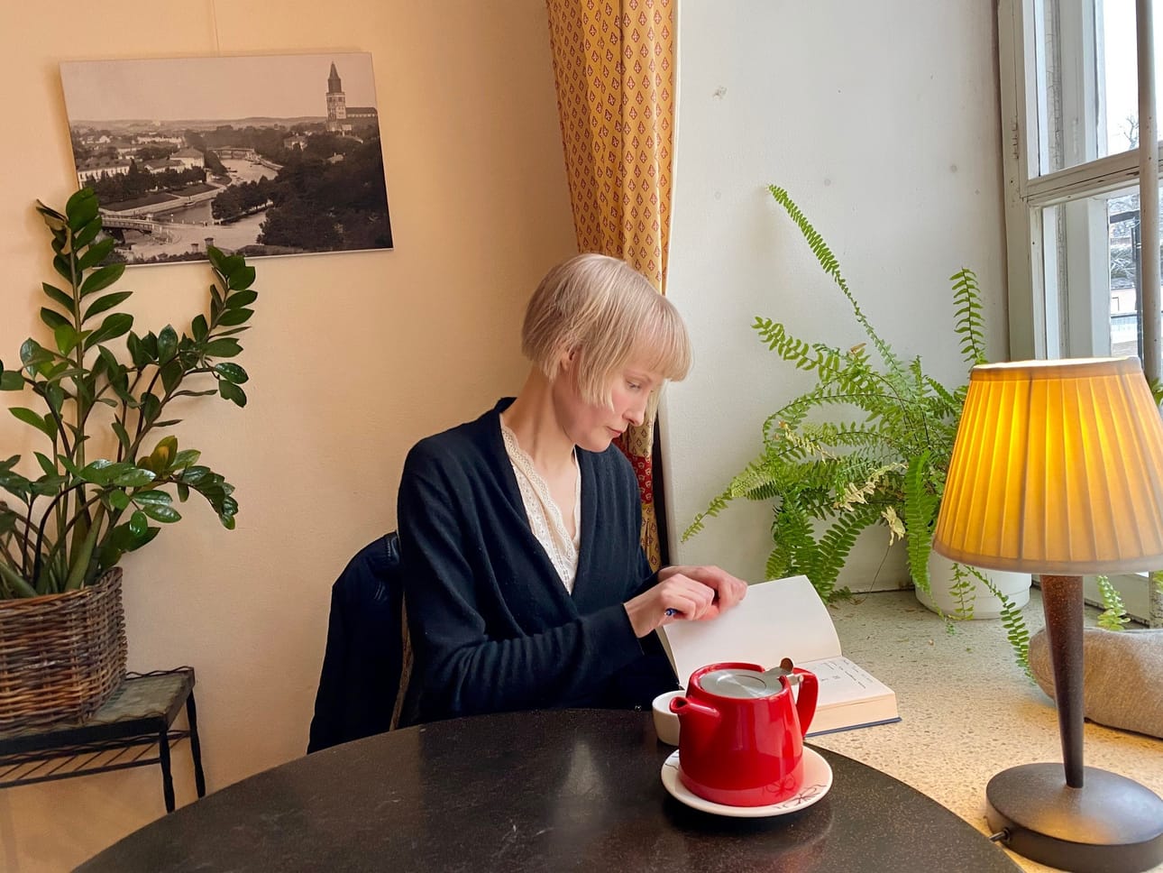 Iida Rauma painaa mieleensä ihmisiä ja ilmiöitä seuraavaa kirjaansa varten. Finlandia-palkitun turkulaisen kirjailijan voi nähdä yhdessä tämän hetken luetuimman kotimaisen kaunokirjan, Hävityksen, tapahtumapaikoista jokirannan Cafe Artissa Turussa.