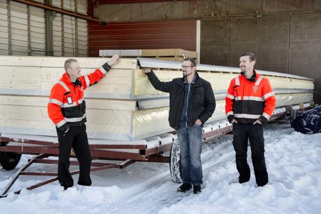 Juha Haapaniemi, Väinö Kallio ja Timo Hakala esittelivät Kurikkaan lähteviä maatilavaraston 21-metrisiä kattoelementtejä. KUVA: JUHA AHO-PYNTTÄRI